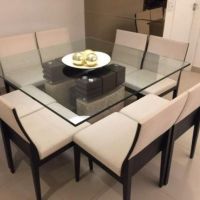 Mesa em Vidro c/ 8 Cadeiras acolchoadas.