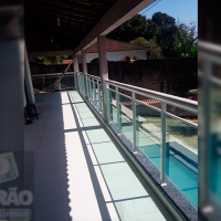Guarda Corpo em Alumínio Branco e Vidro Temperado verde
