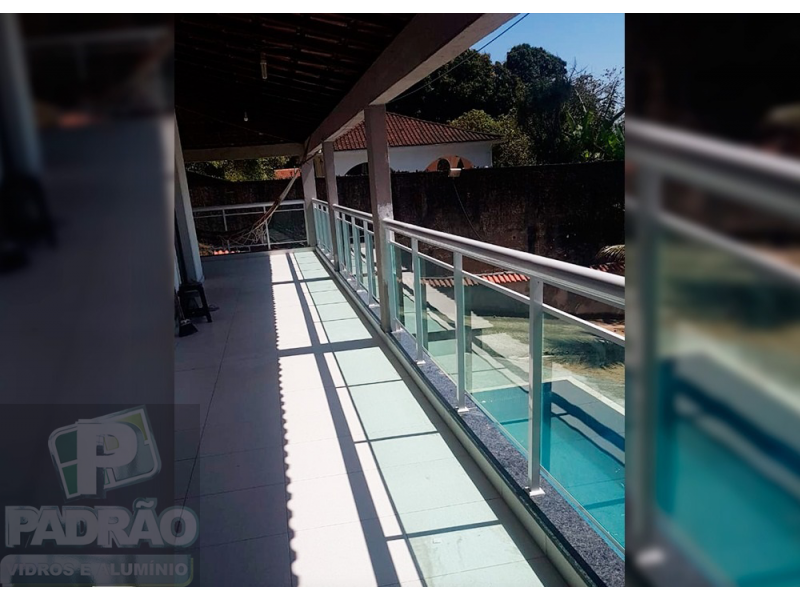 Guarda Corpo em Alumínio Branco e Vidro Temperado verde