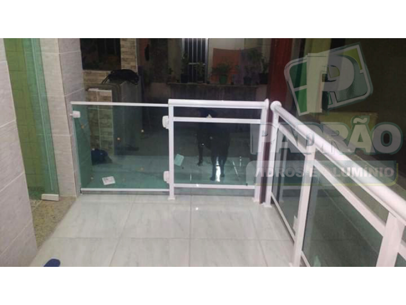 Guarda Corpo em Alumínio Branco e Vidro Temperado Transparente